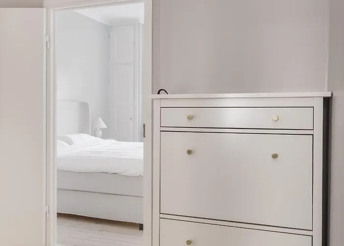 Beautiful And Minimalist Next To Metro